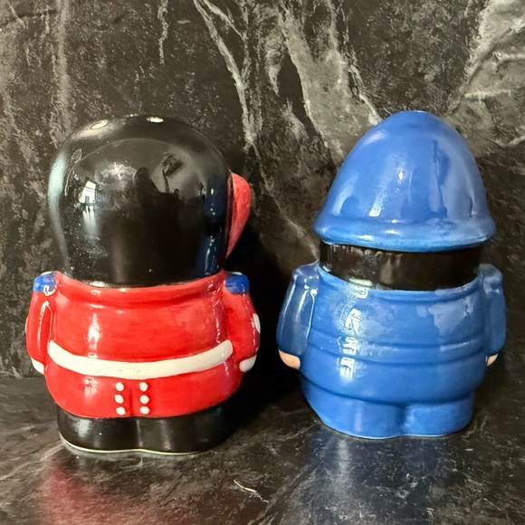 Royal Guard and Policeman Salt and Pepper Shakers - Picture 7 of 16